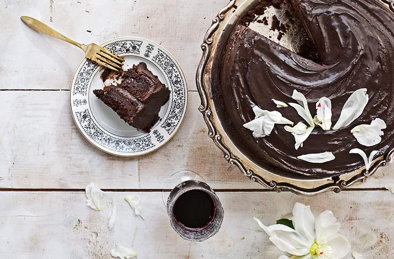 Kek coklat vegan yang lazat ini membuktikan alpukat boleh digunakan untuk apa sahaja-termasuk pencuci mulut