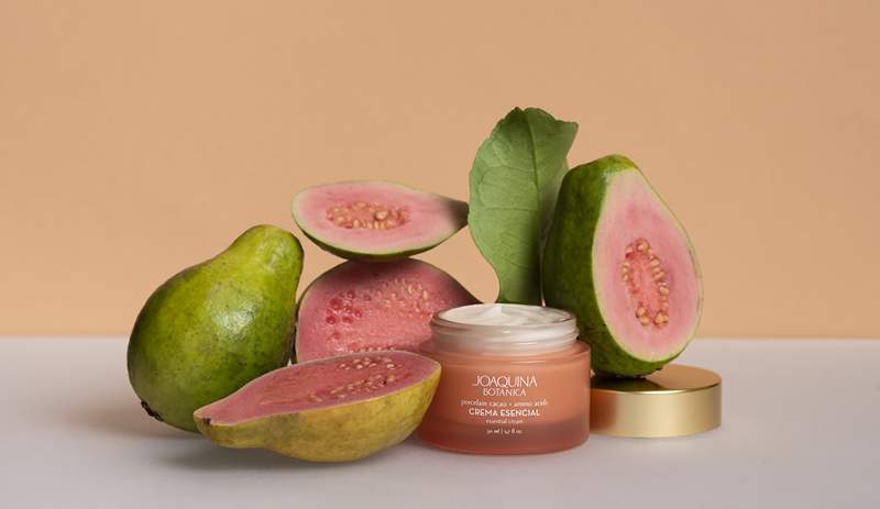 Cette crème hydratante Superfruit est essentiellement des vacances dans une bouteille, et je ne peux pas arrêter de la glisser sur mon visage