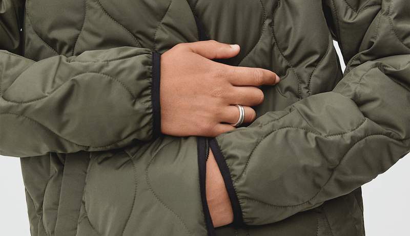 Cette coquille de veste d'inspiration militaire d'Everlane est la couche parfaite pour un temps de printemps étrange