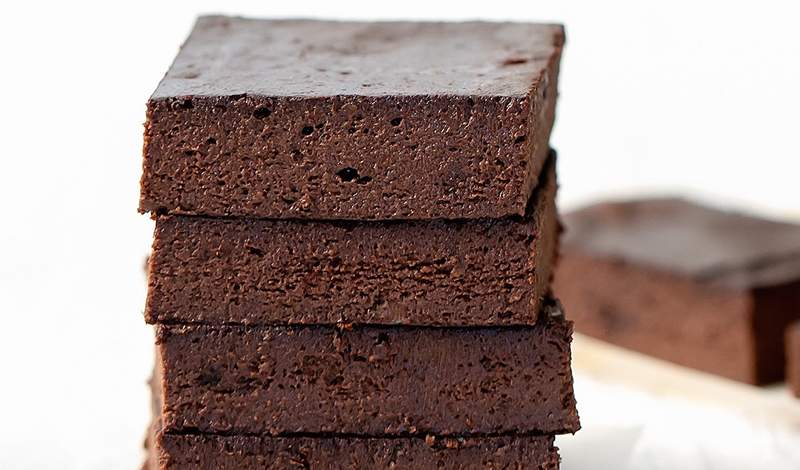 Essayez cette recette de brownies au beurre d'amande à 3 ingrédients sains