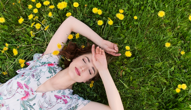 Écoutez-moi juste allongé dans l'herbe peut être sérieusement thérapeutique (et un psychologue de la vie réelle est d'accord)