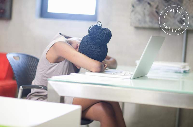 Llorar en el trabajo solo se estigmatiza porque las oficinas atienden a la experiencia masculina