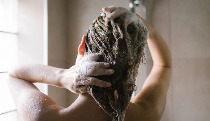 Kuinka tarkalleen, hilse shampoo toimii? Ihotautilääkäri selittää