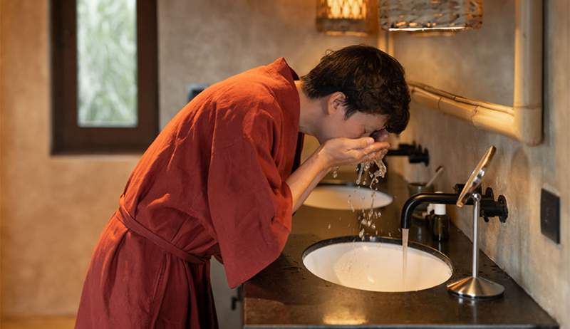 Deze mollige 'gezichtsbehandeling in een fles' heeft me geholpen om een ​​routine voor de huidverzorging in een spa-waardige ervaring om te zetten in een spa-waardige ervaring