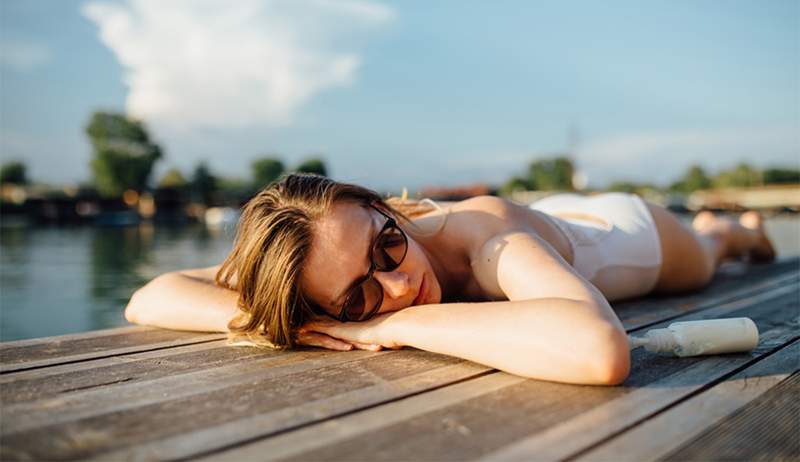 Perché un chimico cosmetico ti sta implorando di non trasferire la protezione solare in contenitori da viaggio