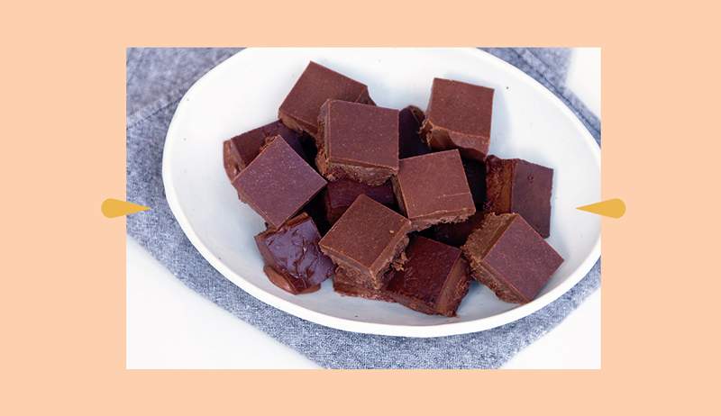 Acest delectabil cu 3-ingredient vegan fudge este surprinzător de scăzut în zahăr