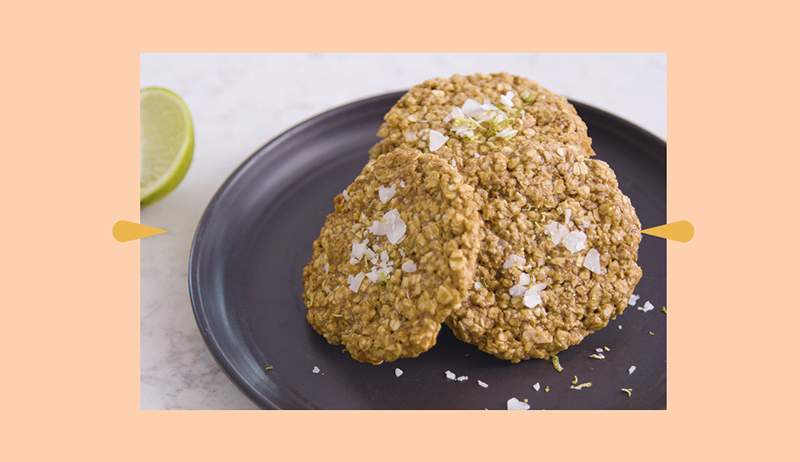 Estas galletas veganas de coco de coco de proteínas tienen beneficios de salud intestinal en cada bocado