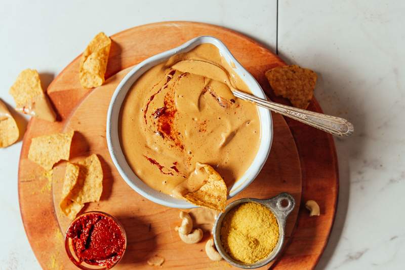 Tento 5minutový veganský kešu queso dip je plný přínosů pro zdraví kostí