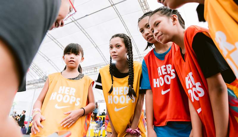 Para manter as meninas no esporte, precisamos de melhores treinadores. Aqui está como a Nike está ajudando