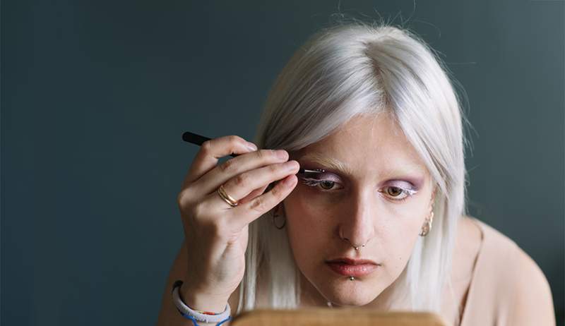 Wenn Sie Ihre Brauen bleichern wollen, ist dies laut einem Dermatologen und einem Friseur die * einzige * Art, dies zu tun