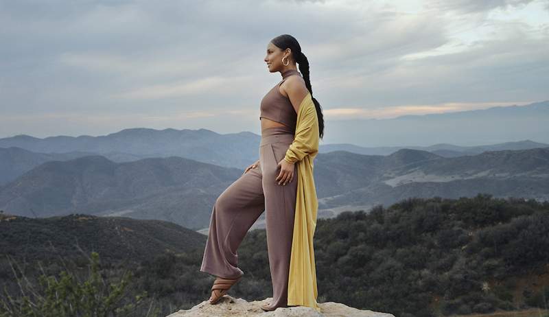 La colaboración Alicia Keys X Athleta acaba de caer con piezas * impresionantes * diseñadas para 'amplificar su poder personal'