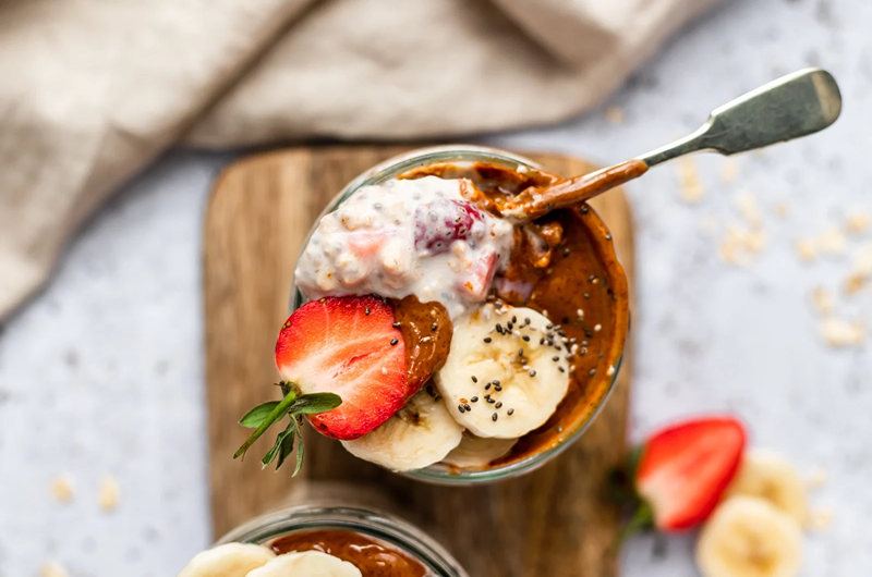 Resipi ini untuk mentega almond strawberi pisang gandum semalaman membungkus separuh serat yang anda perlukan sepanjang hari