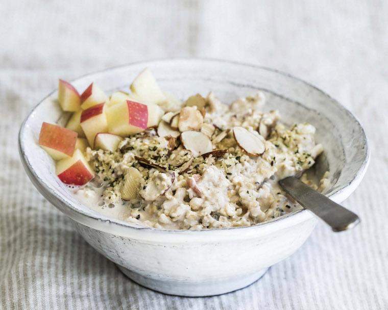 Geef uw ontbijt de hygge -behandeling met een warme kom appelgber muesli