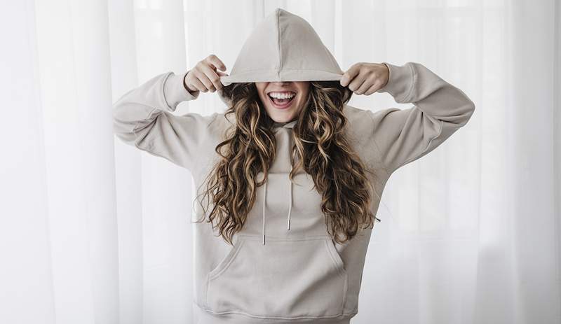 14 delle migliori felpe per le donne che sono pronte a rannicchiarsi attraverso il clima del maglione