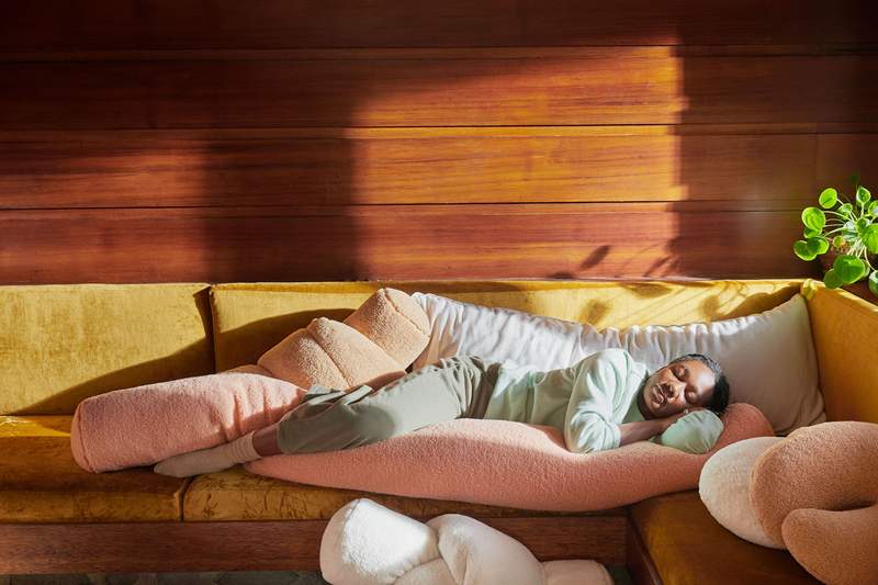 Bantal badan baru Buffy melepaskan pinggul saya yang ketat dan kembali dalam satu malam