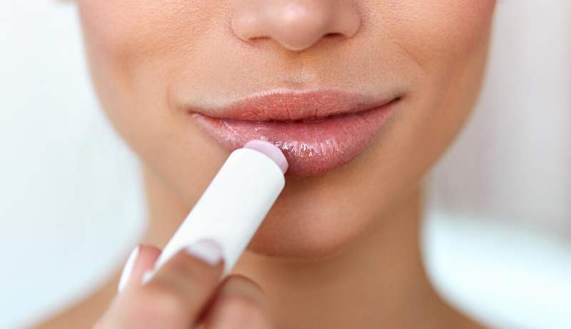 Este bálsamo labial hidrata, regordetes y agrega un toque de color a tus labios con un solo deslizamiento