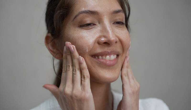 Kulit saya selalu terlalu sensitif untuk retinol, tetapi akhirnya saya dapati alternatif yang melicinkan kedutan tanpa kerengsaan