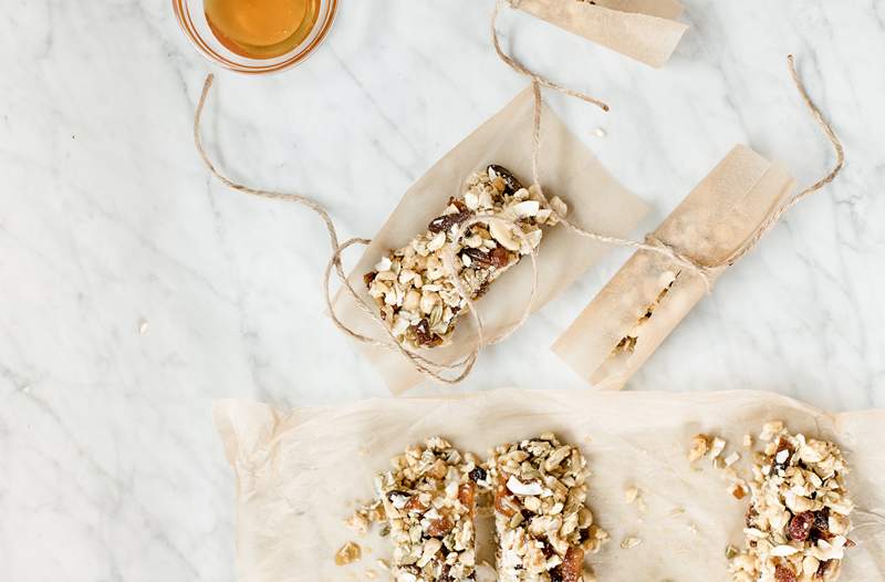 Bu fındık ev yapımı granola barları, neden mağazadan satın alınan türden rahatsız olduğunuzu merak edecek