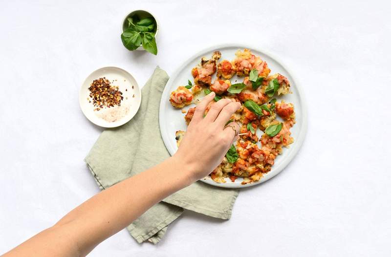 Servieren Sie diese köstlichen Blumenkohlparmesan-Bisse bei Ihrer nächsten Nachtnacht in Mädchennacht in