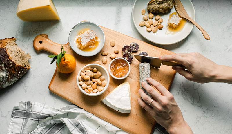 Ето как да направите борда на Charcuterie, която се удвоява като креативна грижа за себе си