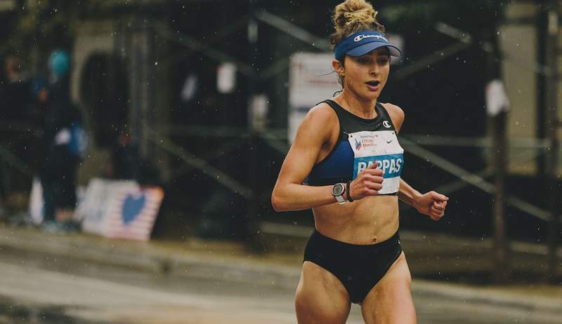 Nej, du behøver ikke at tage dine træningspunkter så alvorligt, og denne Olympian, der kører NYC -maraton i et glitrende kostume, er her for at bevise det