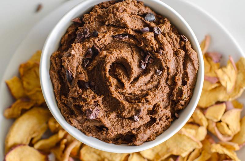 Este hummus de chocolate endulzará la propagación en cualquier fiesta sin azúcar refinada