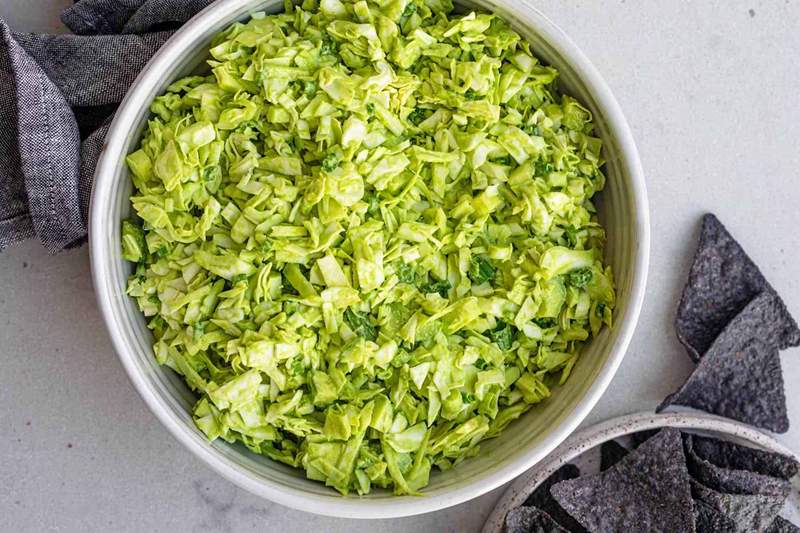 Un dietista pesa l'insalata di dea verde, il toast alla crema pasticcera e altre 3 ricette che vedi ovunque in questo momento