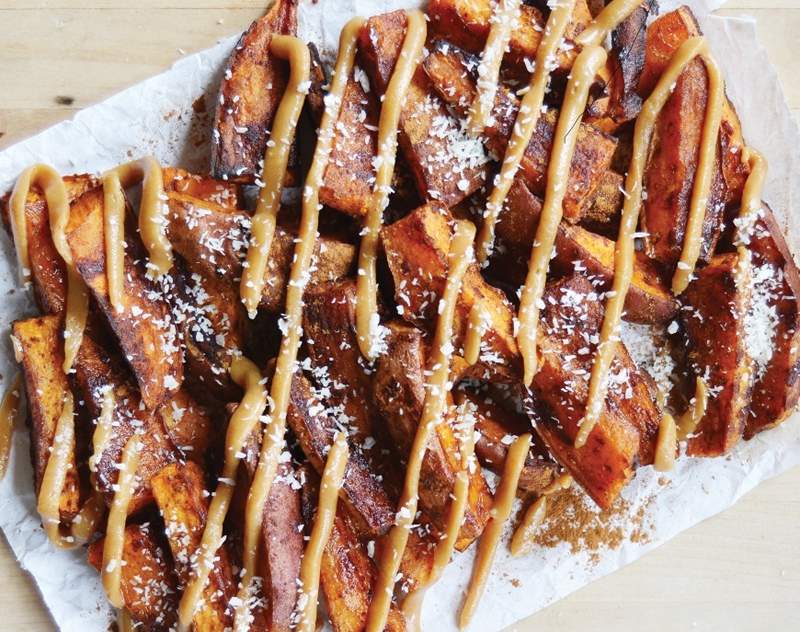 Gør dine søde kartoffelfries til dessert med denne Maple Peanut Butter Sauce