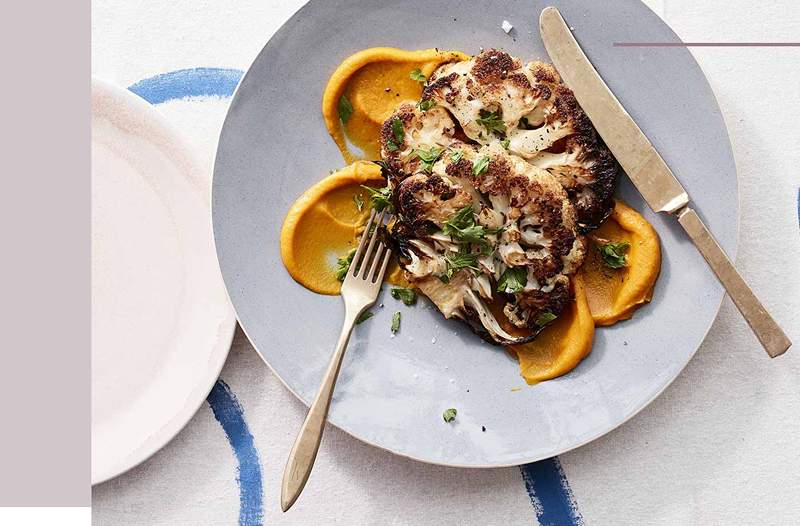 Questa ricetta anti-infiammatoria per la bistecca di cavolfiore è la cena sana preferita di un nutrizionista di celebrità