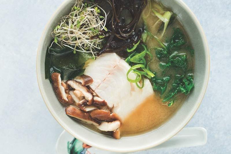 Esta sopa fácil de miso está cheia de ingredientes de balanceamento de hormônios