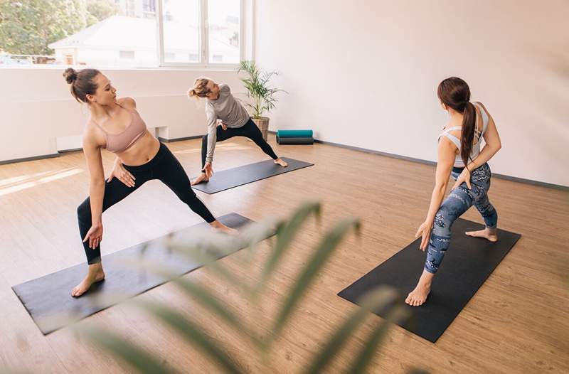 Jeg satte Mandukas nye skridsikre hot yogamåtte gennem en * seriøs * svedtest-her, hvordan det er