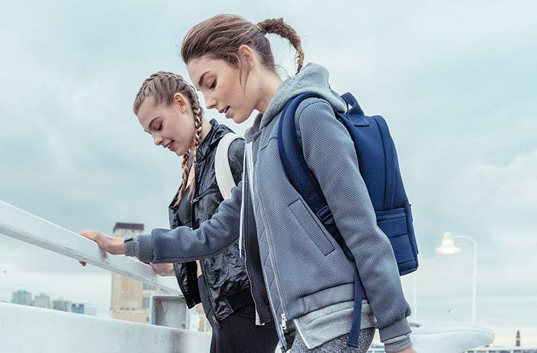 Tire uma carga com uma dessas 16 mochilas legais que dobram como bolsas de ginástica