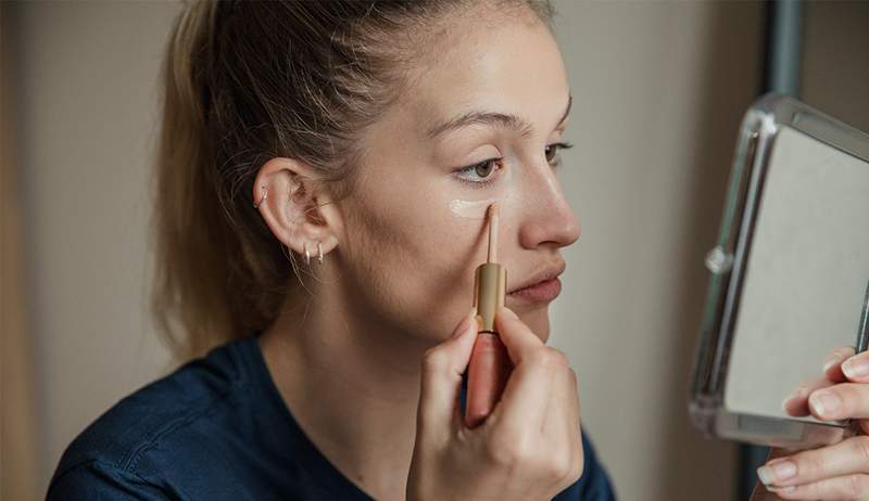 Titta i aktion eftersom denna $ 16 concealer får ögonväskor att försvinna på 10 sekunder platt