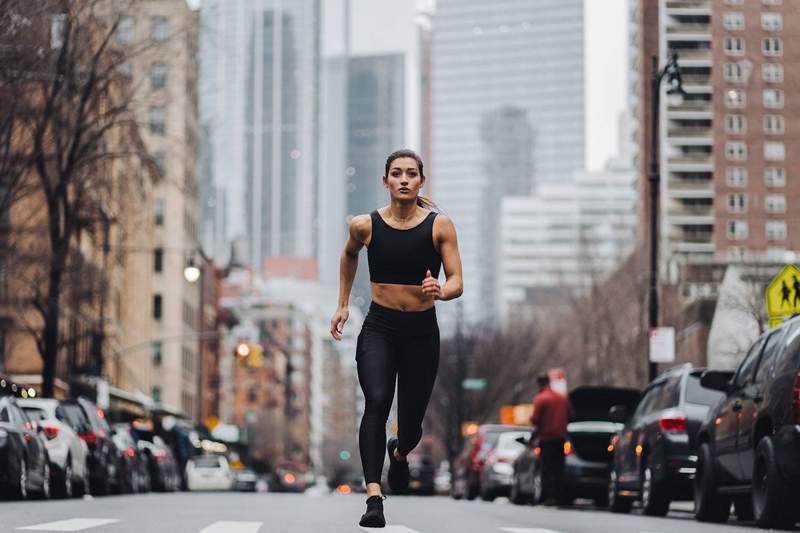 Questo reggiseno sportivo di compressione raddoppia come una maglietta ed è l'unica cosa in cui voglio allenarmi