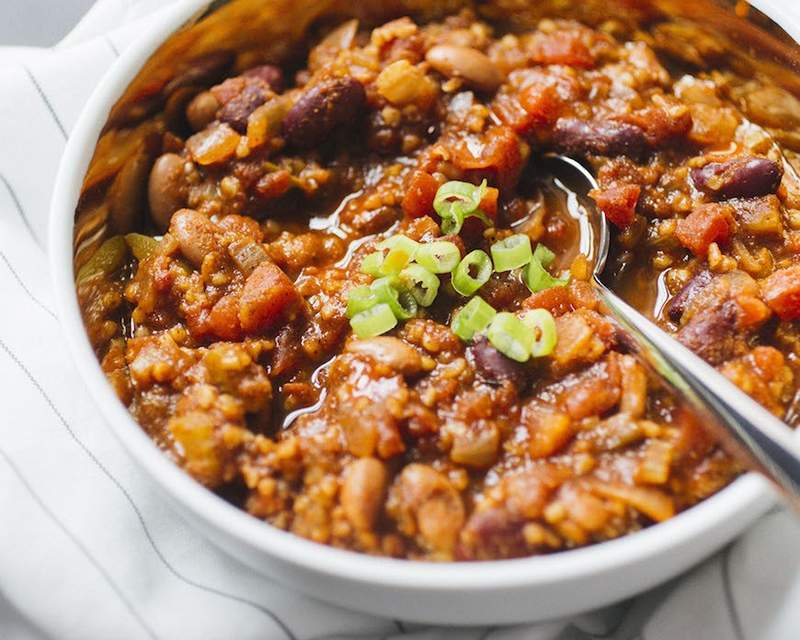 Kako narediti veganski čili, napolnjen z beljakovinami in začimbami in brez predelanih sestavin