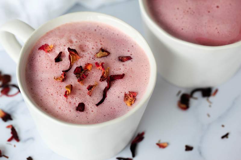 Ho scambiato la mia bevanda notturna con una tazza di tè Hibiscus per vedere se mi ha aiutato a dormire e non mi sono mai sentito più rinfrescato