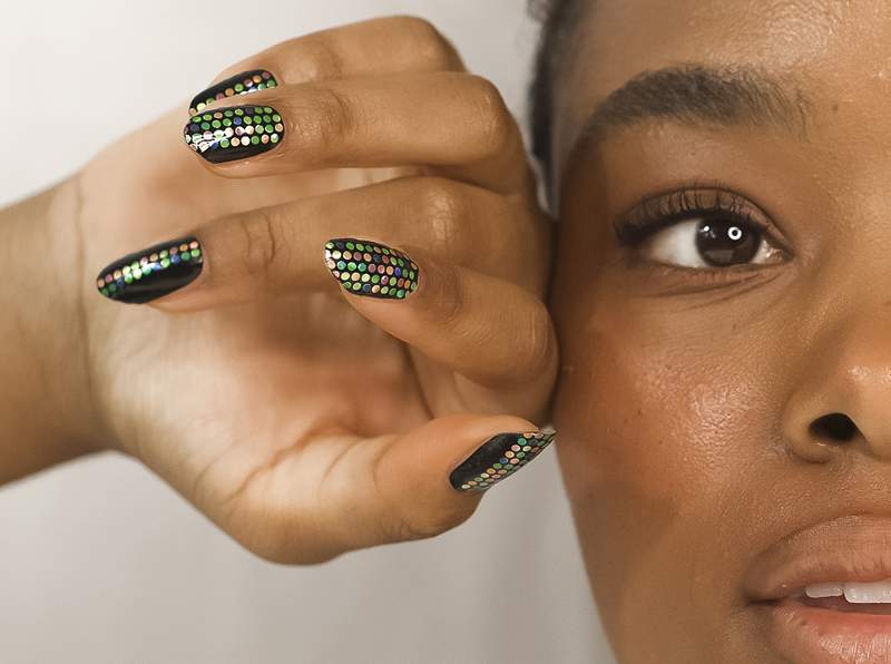 Ho appena avuto la manicure del futuro e cambierà il modo in cui fai una nail art per sempre