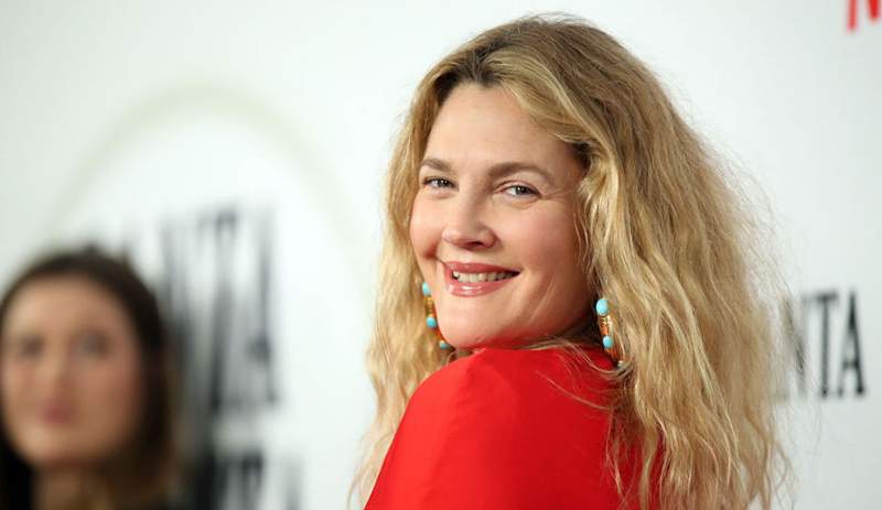 Vogliamo rubare le calze accoglienti di Drew Barrymore proprio dai suoi piedi, dove comprarli