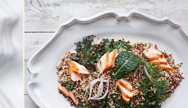 Questa insalata di curry di salmone ad alto contenuto di proteine ​​è la cena perfetta per la settimana per la settimana