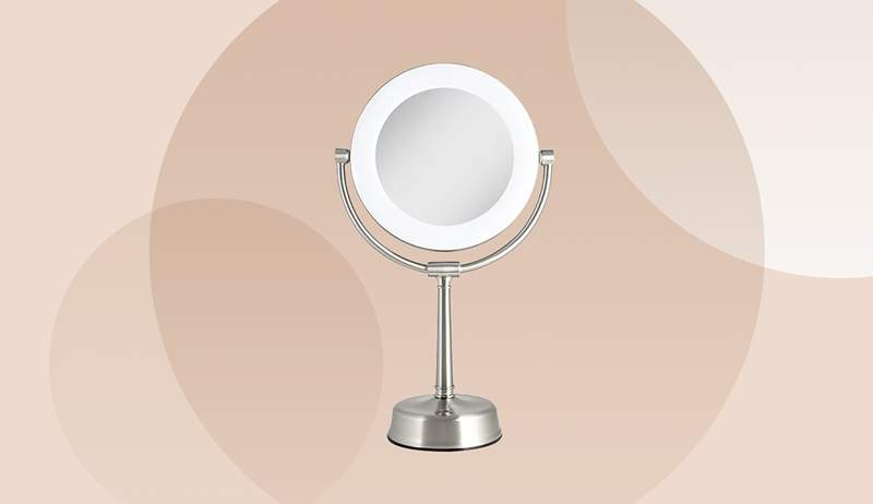 Ce miroir de maquillage réglable allume votre visage sous tous les angles, ce qui fait de l'application un jeu d'enfant