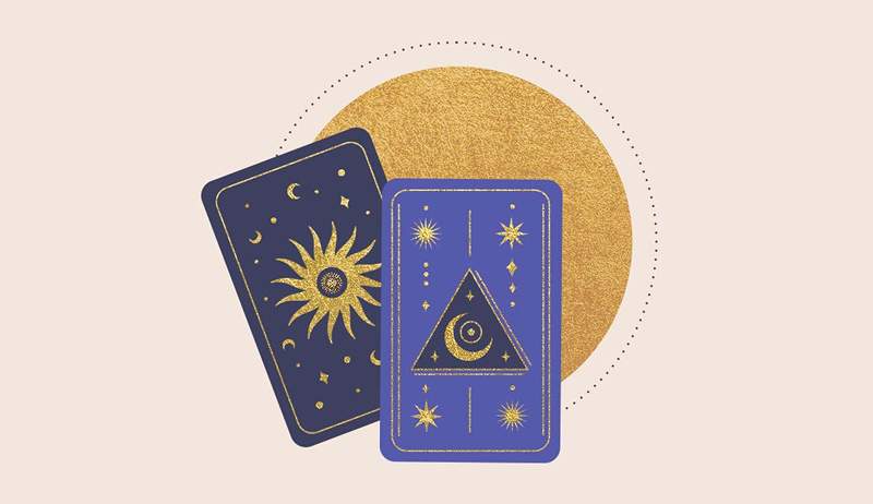 Saya telah membaca kartu tarot selama 2 tahun, dan saya menjadi lebih jujur ​​pada diri saya sendiri sebagai hasilnya