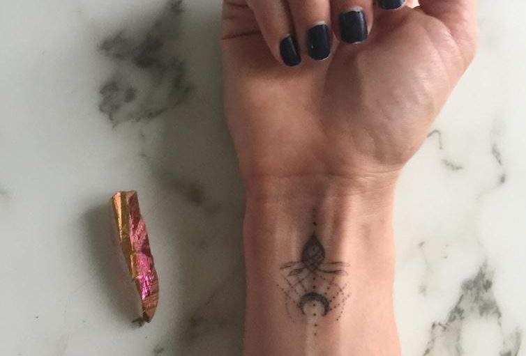 Sono andato da un guaritore energetico per ottenere un tatuaggio intuitivo, è quello che è successo