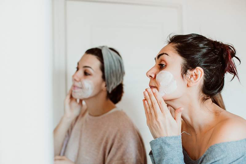 17 Esfoliados para acne que derms e especialistas em beleza não conseguem parar de recomendar