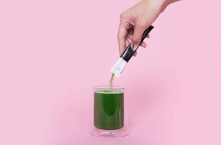 Exclusif Ce matcha veut que vous sirotiez votre chemin vers une peau et des cheveux sains et brillants