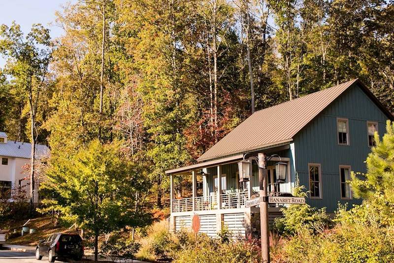 Voici ce qui s'est passé lorsque j'ai passé 48 heures dans une commune de bien-être fantaisie dans les bois