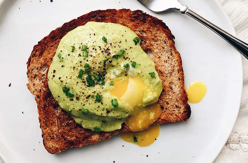 Denne sunde avocado 'hollandaise' sauce er nøjagtigt hvad der mangler i din brunch