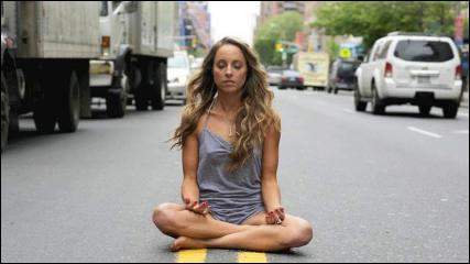 Ikon cinta diri Gabrielle Bernstein untuk satu generasi