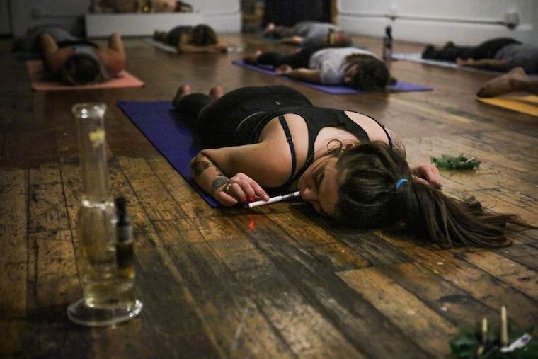 Saya cuba Ganja Yoga -dan meninggalkan tikar saya dengan jenis yang sangat berbeza