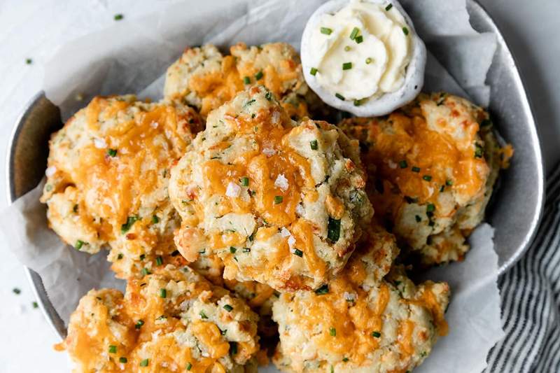 Estas galletas de cheddar de ajo aprobadas por RD son el desayuno de invierno más acogedor (y tardan 10 minutos en prepararse)