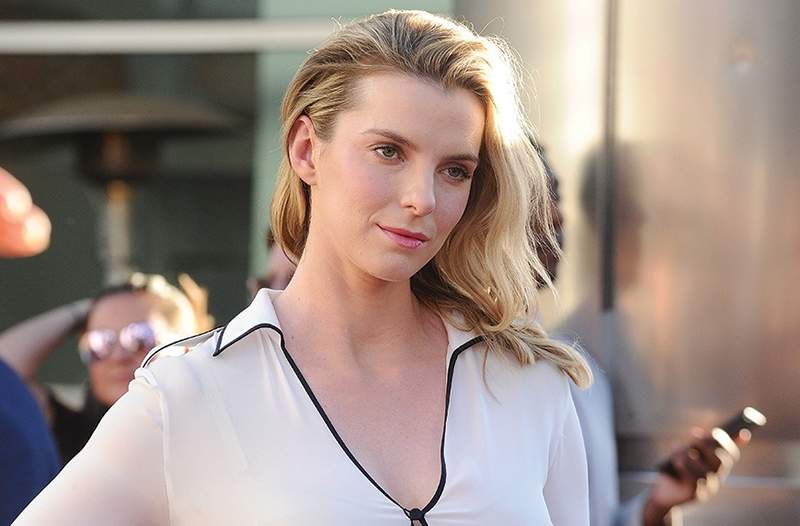 6-injzná zelená smoothie, ktorá dáva hviezdu „Glow“ Betty Gilpin, dobre, žiari